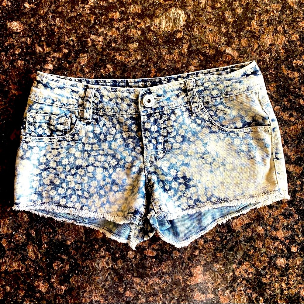 FREESTYLE BLUE & WHITE FLORAL SHORTS